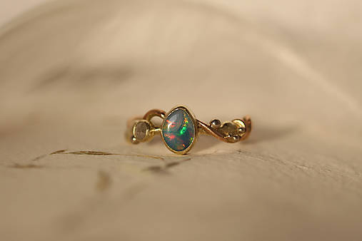 Zlatý prsteň s austrálskym opálom a diamantom - Zázrak "Aurora"