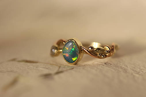 Zlatý prsteň s austrálskym opálom a diamantom - Zázrak "Aurora"