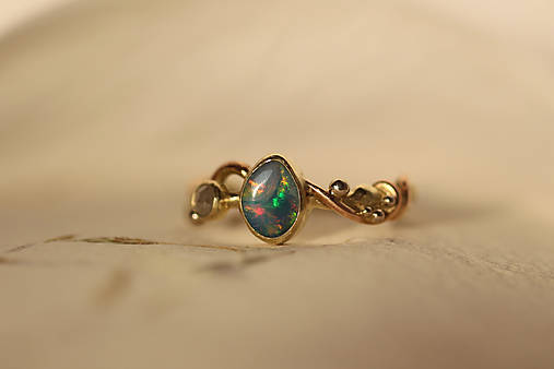 Zlatý prsteň s austrálskym opálom a diamantom - Zázrak "Aurora"