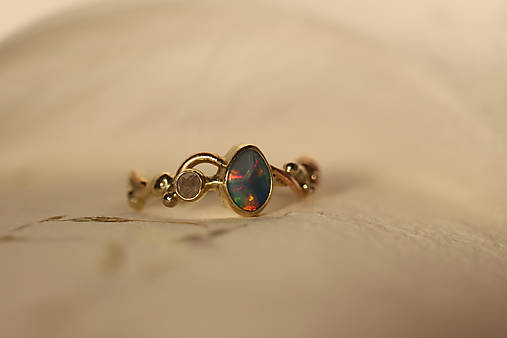 Zlatý prsteň s austrálskym opálom a diamantom - Zázrak "Aurora"