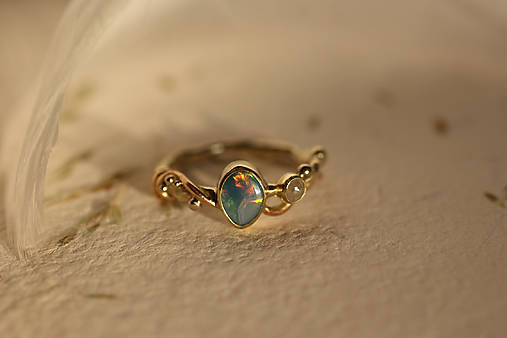 Zlatý prsteň s austrálskym opálom a diamantom - Zázrak "Aurora"