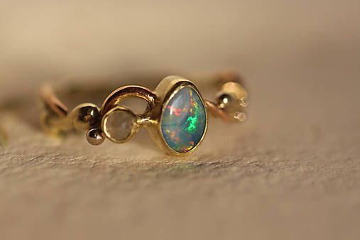 Zlatý prsteň s austrálskym opálom a diamantom - Zázrak "Aurora"