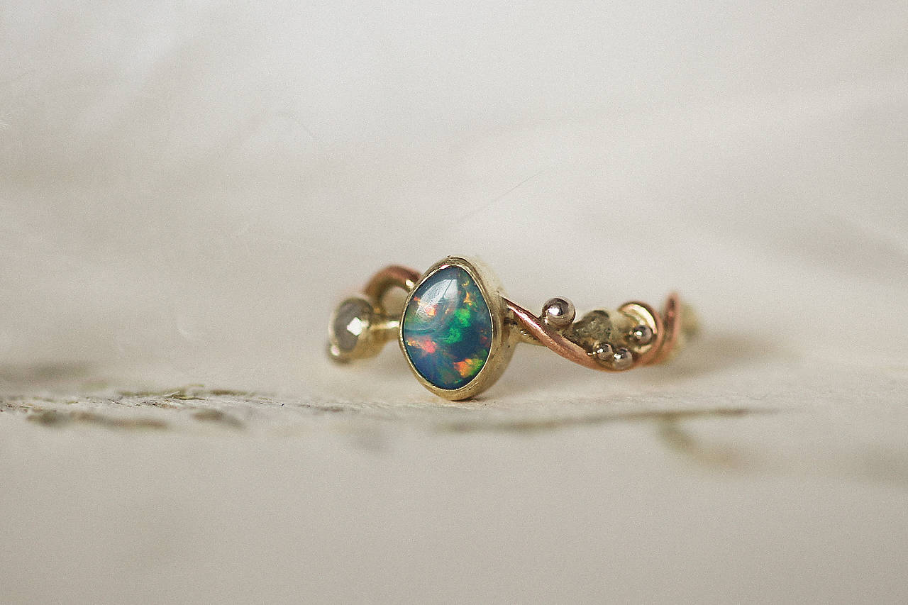 Zlatý prsteň s austrálskym opálom a diamantom - Zázrak "Aurora"