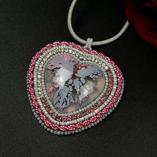 Náhrdelníky - Sivo-ružové srdiečko, živicový prívesok, korálková výšivka - 18108747_