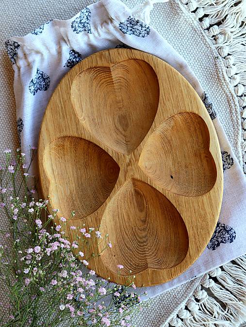 Dubový podnos na oriešky "srdiečka"