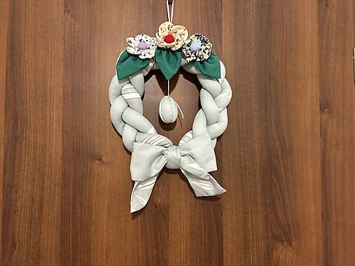 Dekorácie - Veniec v  bledomodrom s kraslicou - 18110073_