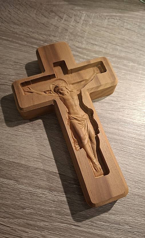 Dekorácie - Drevený krížik - masív s Ježišom - 18110725_