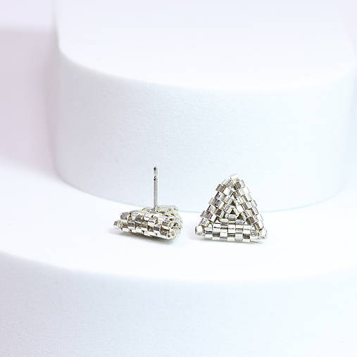 Geometrické napichovacie náušnice