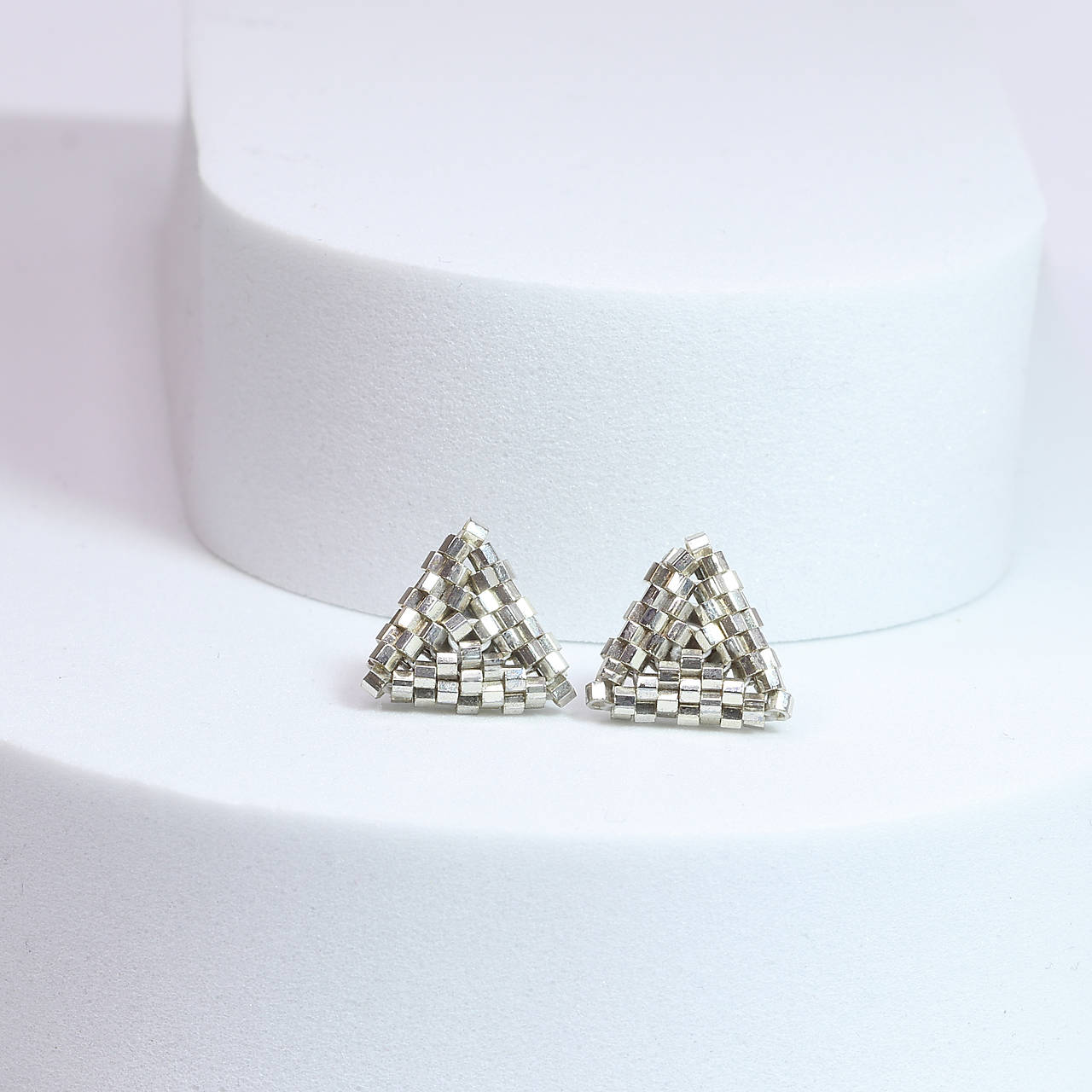 Geometrické napichovacie náušnice