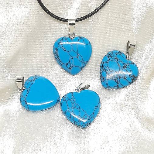 Prívesok srdce z minerálu (modrý tyrkys+šnúrka)