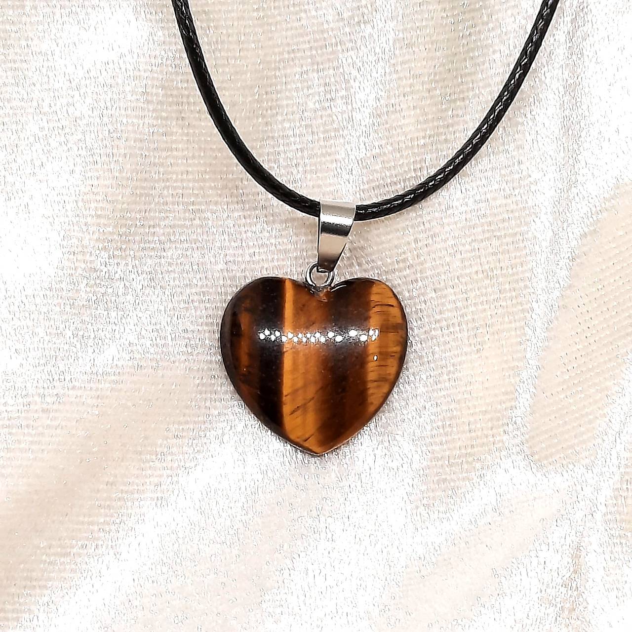 Prívesok srdce z minerálu (tigrie oko 20mm+šnúrka)