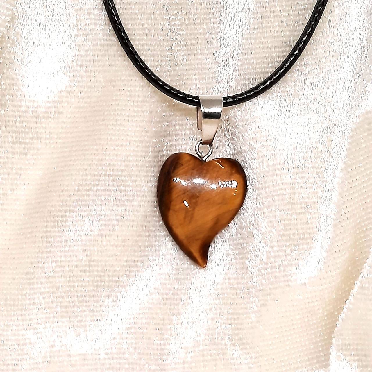 Prívesok srdce z minerálu (tigrie oko 15x20mm+šnúrka)