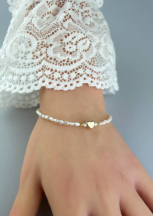 Náramky - náramok Anna - jemné perly so srdiečkom - 18111666_