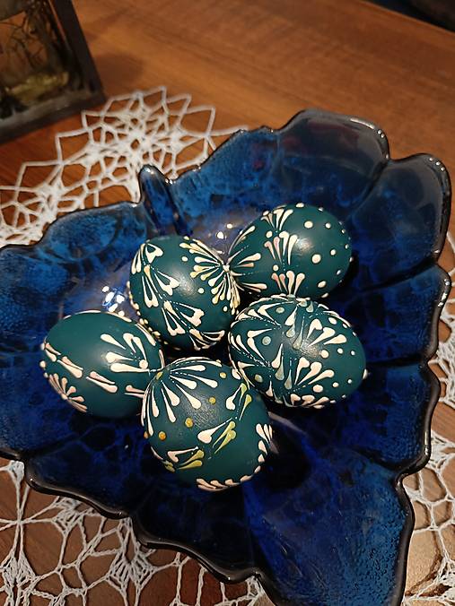 Dekorácie - Tmavozelené vajíčka maľované jemnofarebným voskom - 18113269_