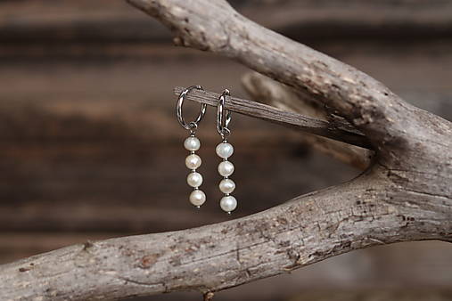 Visiace perlové náušnice