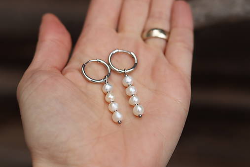 Visiace perlové náušnice