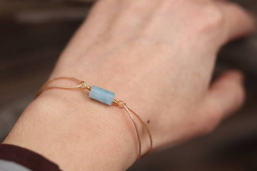 Šnúrkový náramok s minerálom akvamarín