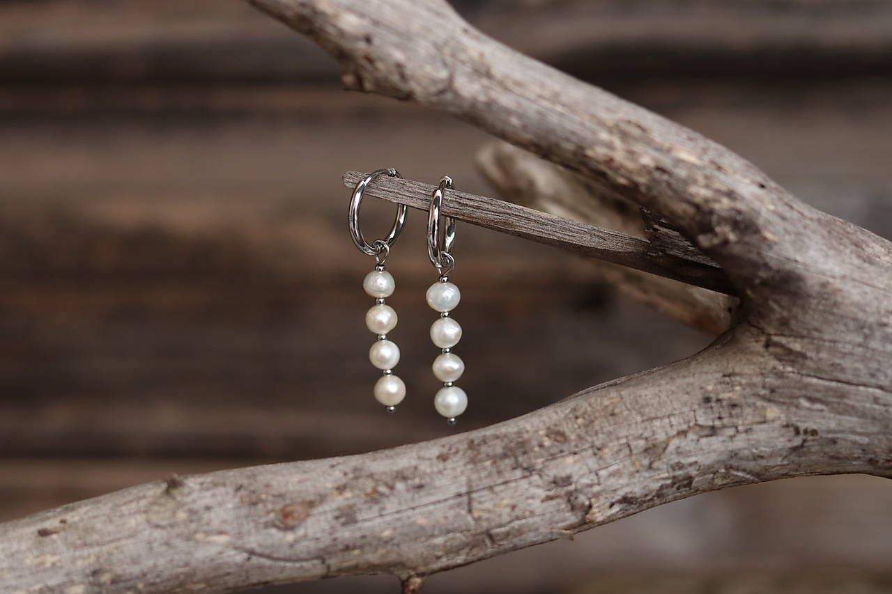 Visiace perlové náušnice