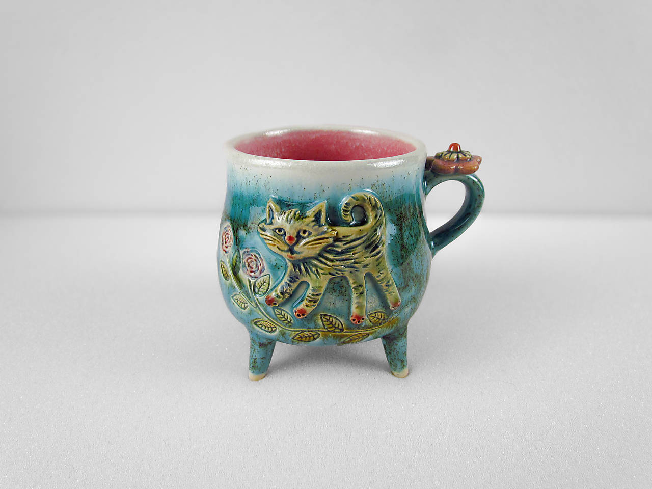 Nádoby - učne modelovaná keramická šálka s reliefom mačky – Tyrkysová s perleťovým okrajom a ružovým vnútrom - 18111733_