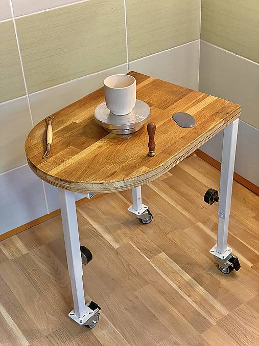 Stolík pod hrnčiarsky kruh