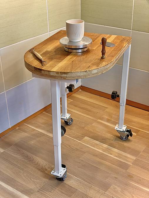 Stolík pod hrnčiarsky kruh