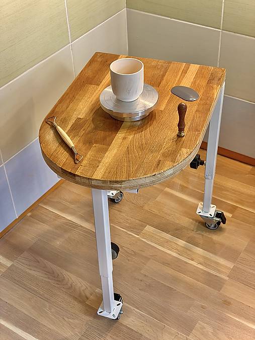 Stolík pod hrnčiarsky kruh