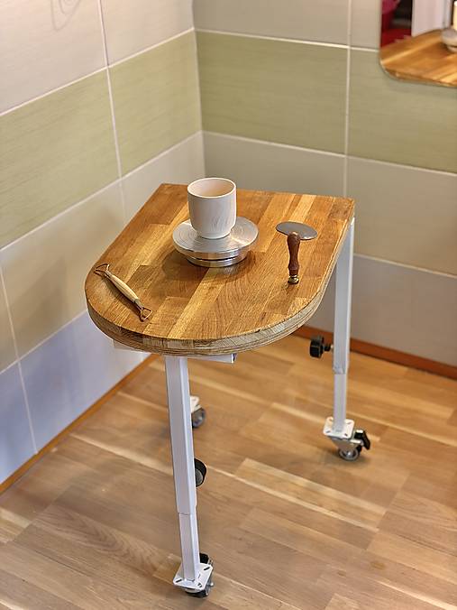 Stolík pod hrnčiarsky kruh