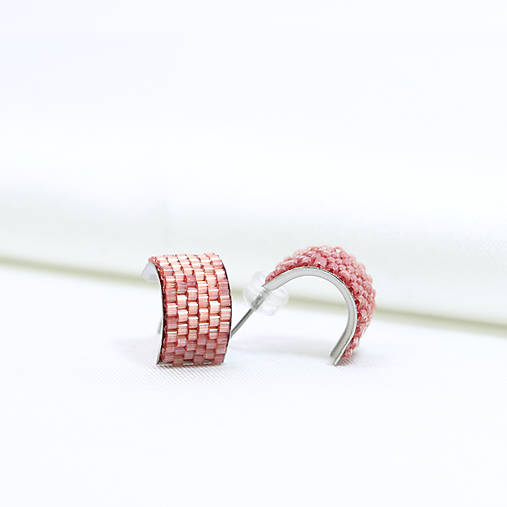 Oblúčikové napichovacie náušnice (Červená jemná)