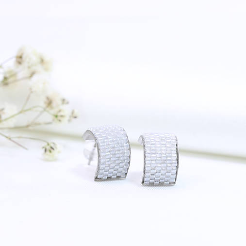 Oblúčikové napichovacie náušnice (Biela)