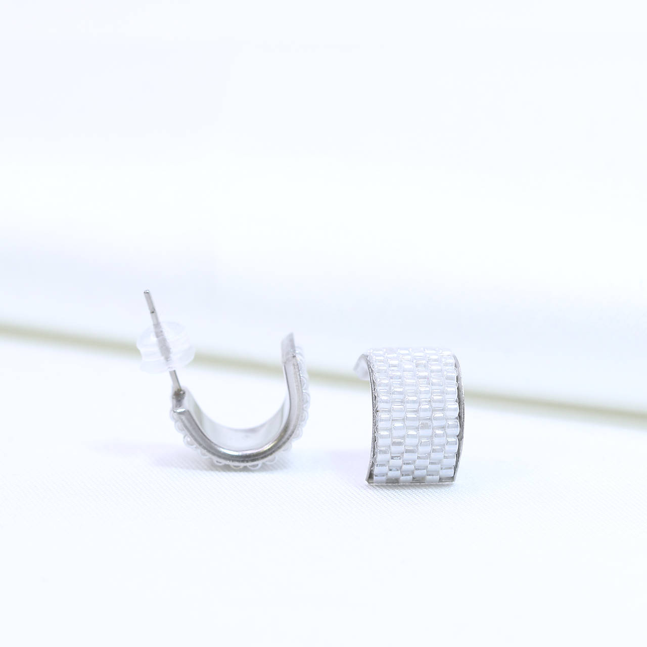 Oblúčikové napichovacie náušnice (Biela)