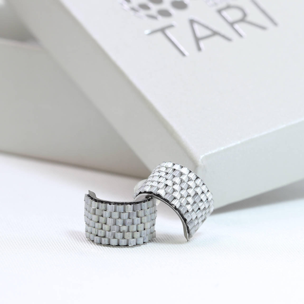 Oblúčikové napichovacie náušnice (Strieborná sivá)