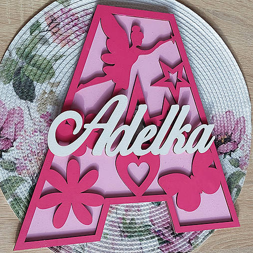 Písmeno s menom zdobené obrázkami víla a kvety