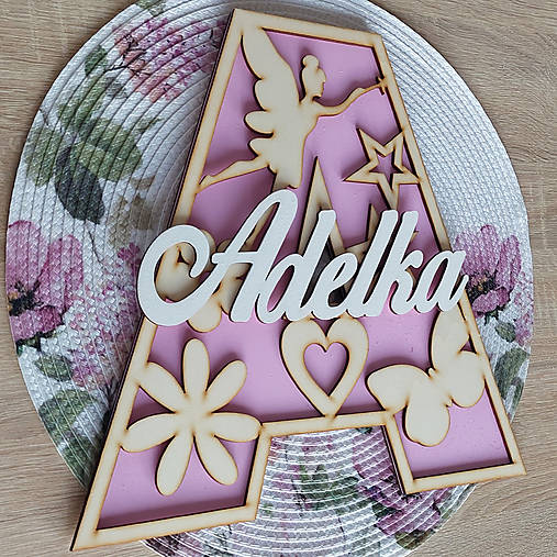 Písmeno s menom zdobené obrázkami víla a kvety