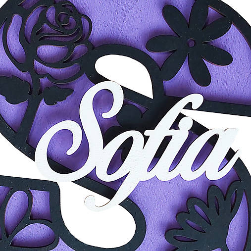 Písmeno s menom zdobené obrázkami kvetov