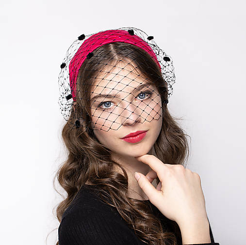 Ozdoby do vlasov - Ružový spoločenský klobúčik potiahnutý hodvábom, Dámsky klobúčik z hodvábneho taftu s bodkovaným čiernym závojom - 18115705_