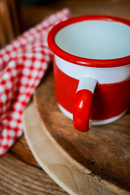 Smaltovaný hrnček s koženým remienkom (text na želanie)