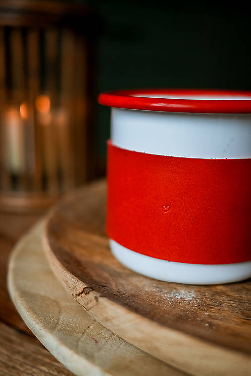 Smaltovaný hrnček s koženým remienkom (text na želanie)