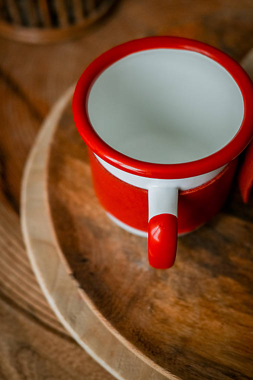 Smaltovaný hrnček s koženým remienkom (text na želanie)