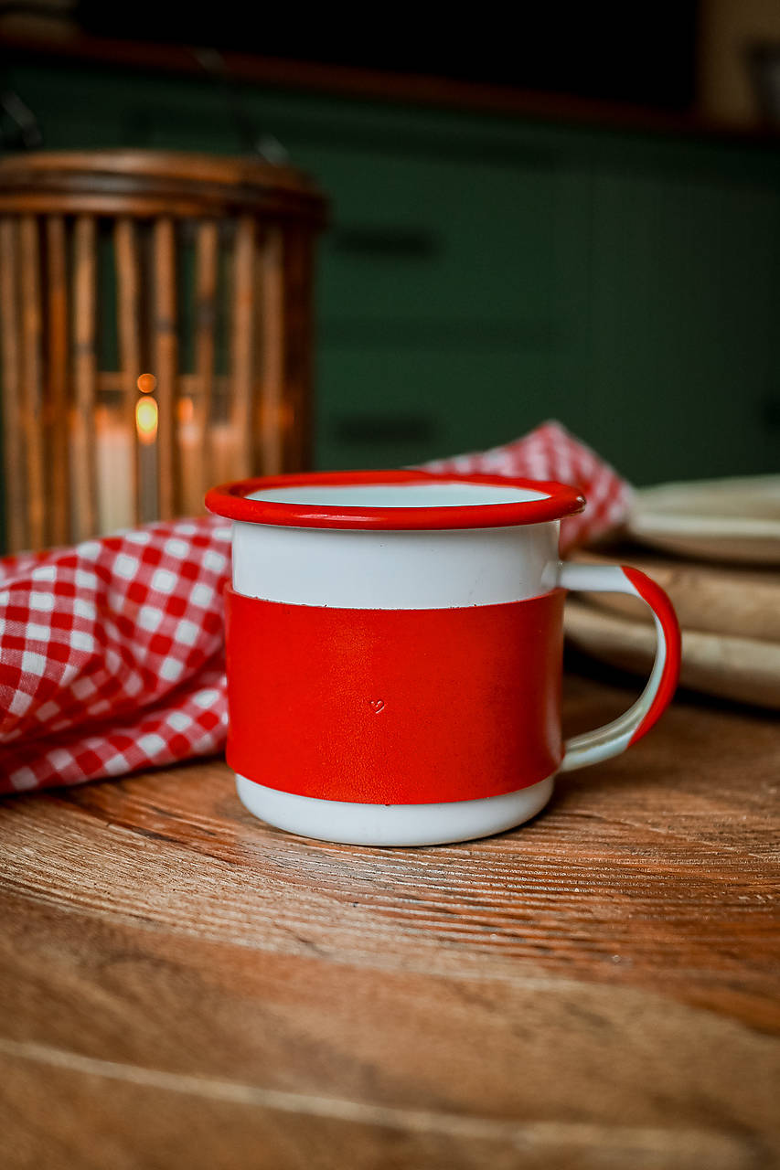 Smaltovaný hrnček s koženým remienkom (text na želanie)