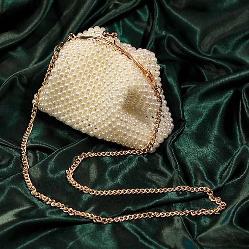 Kabelky - Kabelka Emily – biela smotanová hand made korálková kabelka s kovovým oblým rámom a retiazkou - 18115473_