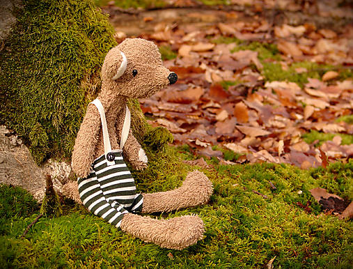 Hračky - bledohnedý "Pupo" v pásikavých gaťuškách - 18117831_