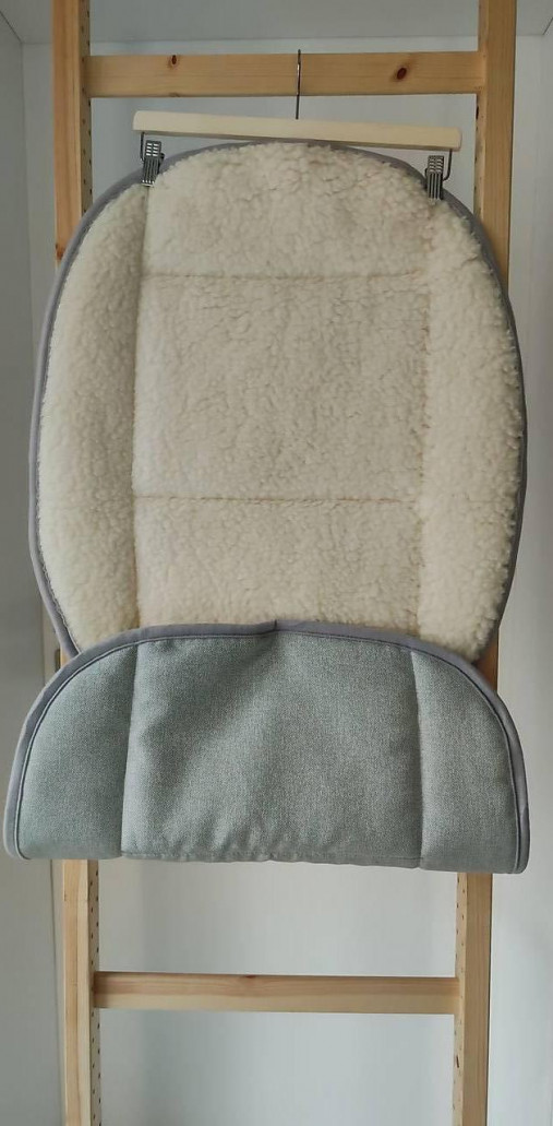 Úžitkový textil - Hrejivý sedák do auta 100 % ovčie rúno vo vlase BARANČEK proti prechladnutiu a prehriatiu smotanový šedý lem - 18114546_