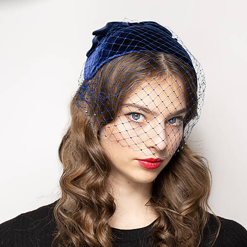 Ozdoby do vlasov - Klobúčik na príležitosť potiahnutý hodvábnym zamatom v sýtej modrej farbe, Dámsky klobúčik s modrým závojčekom - 18118176_