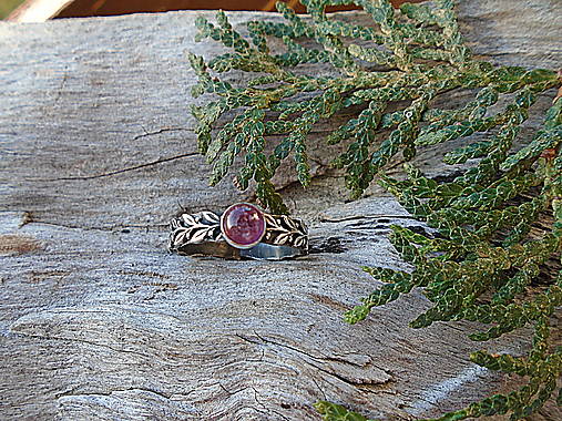 Strieborny prsteň Ag 925 Vavrínové listky Rubelit