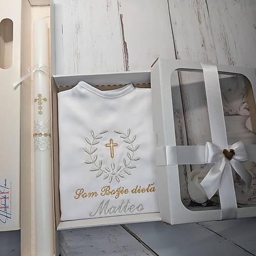 Detské oblečenie - Košieľka na krst k10 strieborná zlatá v darčekovom balení s mašľou a sviečka na krst zlatý krížik s bielou s chránitkom - 18116368_