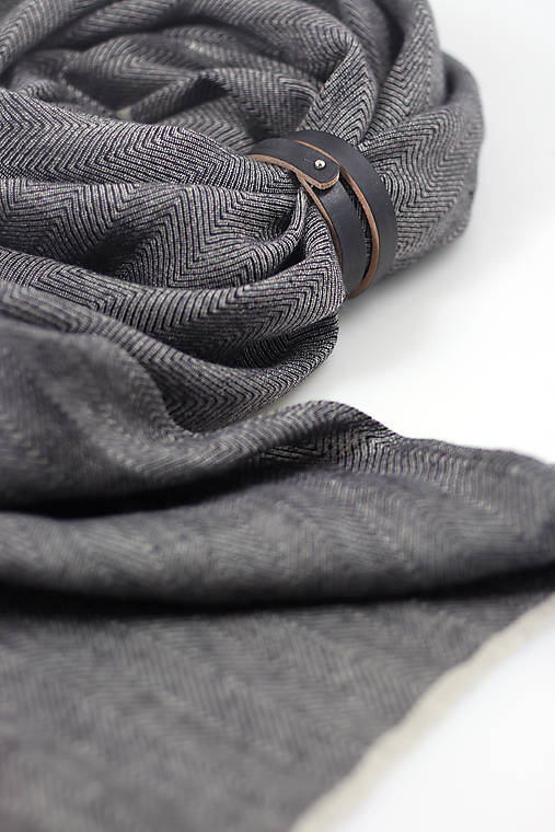 Elegantný čiernošedý šál zo 100% premium ľanu so vzorom herringbone