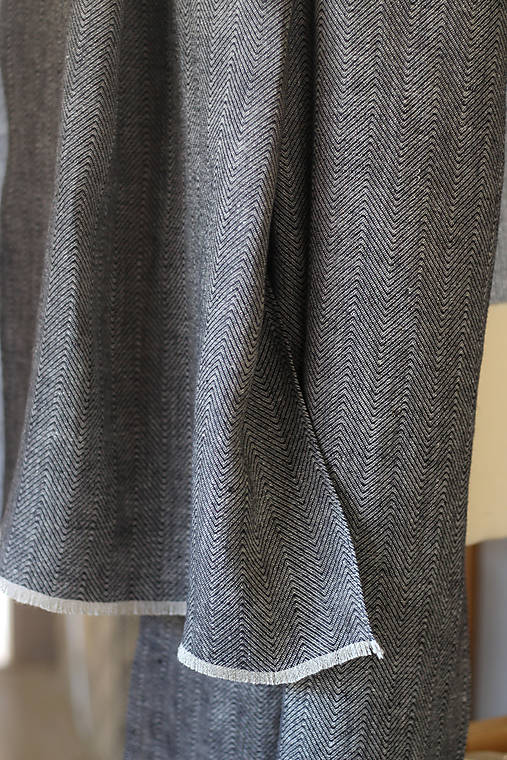 Elegantný čiernošedý šál zo 100% premium ľanu so vzorom herringbone