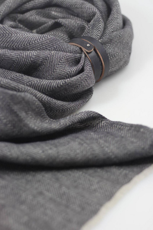 Elegantný čiernošedý šál zo 100% premium ľanu so vzorom herringbone