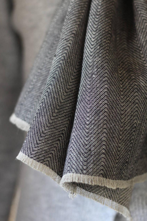 Elegantný čiernošedý šál zo 100% premium ľanu so vzorom herringbone