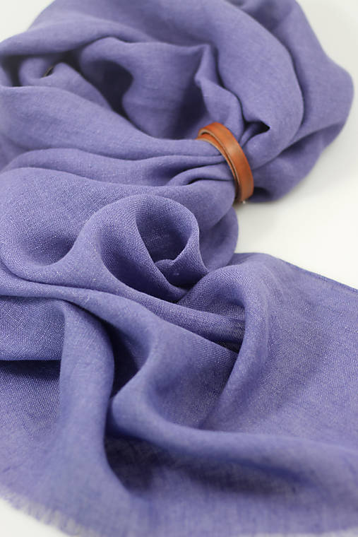 Elegantná dámska fialová šatka zo 100 % ľanu – jemná, hrejivá s koženým remienkom